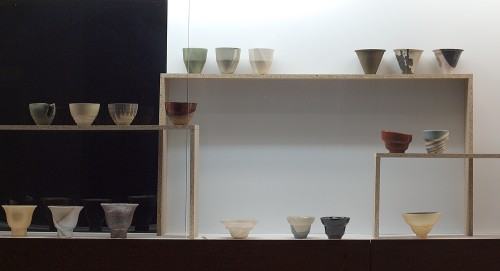 Pracownia podstaw projektowania ceramiki prezentuje prace studenckie. Pracownia podstaw projektowania ceramiki prezentuje prace studenckie.