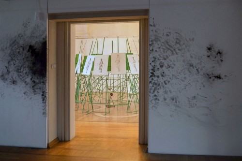 Krzysztof Gil, Rat (Noc, Krew), 2015 /fragm./, Olaf Brzeski, Lekcja rysunku, 2015 /w tle/, Triennale Rysunku Wrocław 2016