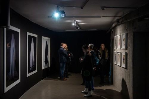 Wernisaż wystawy Wojciecha Pukocza "Więcej niż 1000 słów" (22.11.2019), fot. Małgorzata Kujda, © Muzeum Współczesne Wrocław, 2019.