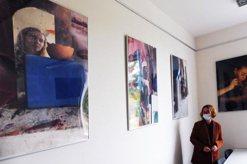 001-jpg.jpg Fragment wystawy fotograficznej  studentów i absolwentów Wydziałów Malarstwa oraz Rzeźby i Mediacji Sztuki w Galerii Lingua