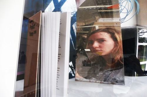 002-jpg.jpg Fragment wystawy fotograficznej  studentów i absolwentów Wydziałów Malarstwa oraz Rzeźby i Mediacji Sztuki w Galerii Lingua