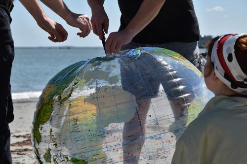 Festiwal i wystawa Obecnie spada się poziomo w Midway Artist Studios w Bostonie