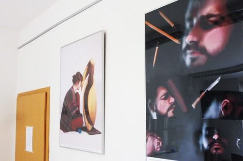 005-jpg.jpg Fragment wystawy fotograficznej  studentów i absolwentów Wydziałów Malarstwa oraz Rzeźby i Mediacji Sztuki w Galerii Lingua