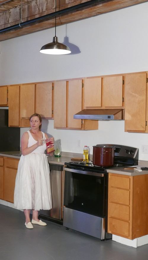 Festiwal i wystawa Obecnie spada się poziomo w Midway Artist Studios w Bostonie