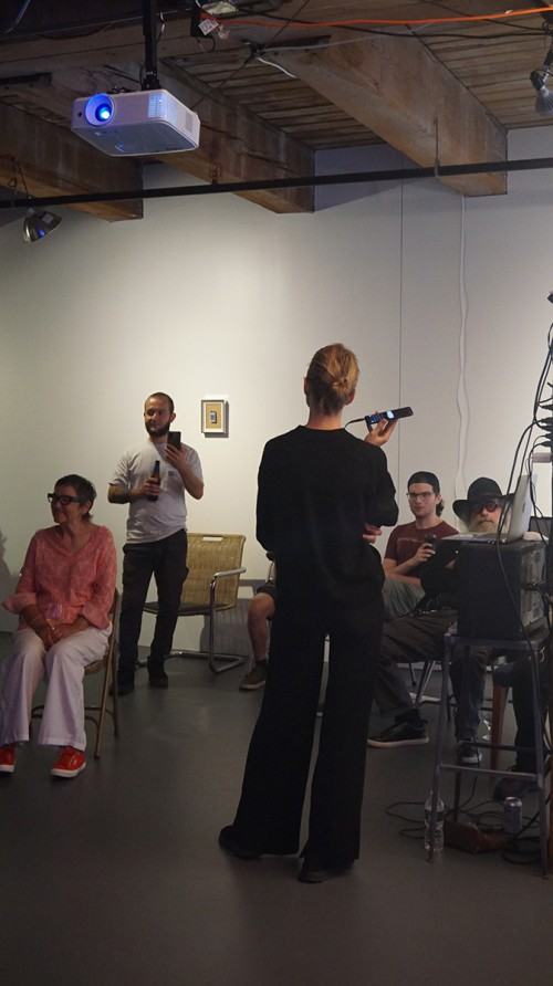 Festiwal i wystawa Obecnie spada się poziomo w Midway Artist Studios w Bostonie