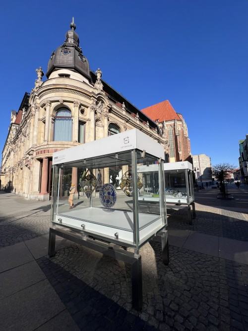 RAZEM - Wydział Ceramiki i Szkła - prezentacja Wydziału Ceramiki i Szkła w gablotach