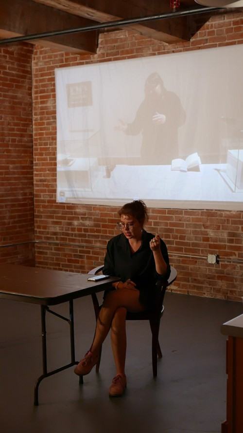 Festiwal i wystawa Obecnie spada się poziomo w Midway Artist Studios w Bostonie