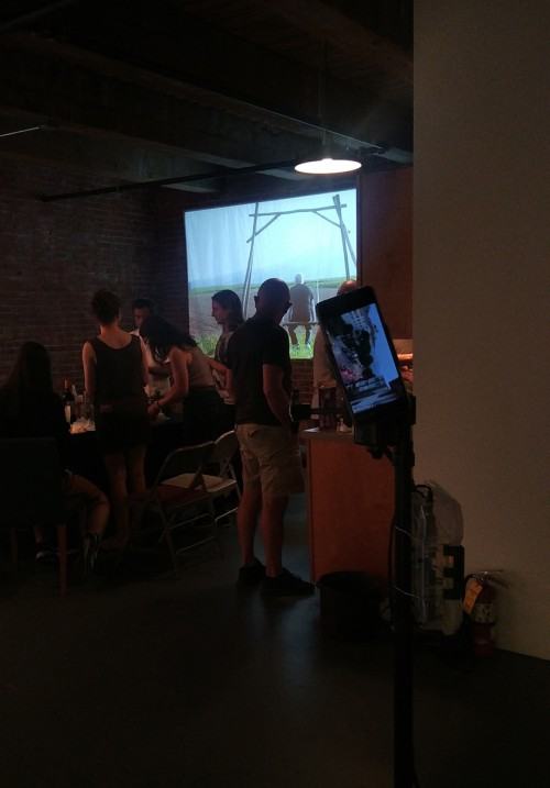 Festiwal i wystawa Obecnie spada się poziomo w Midway Artist Studios w Bostonie