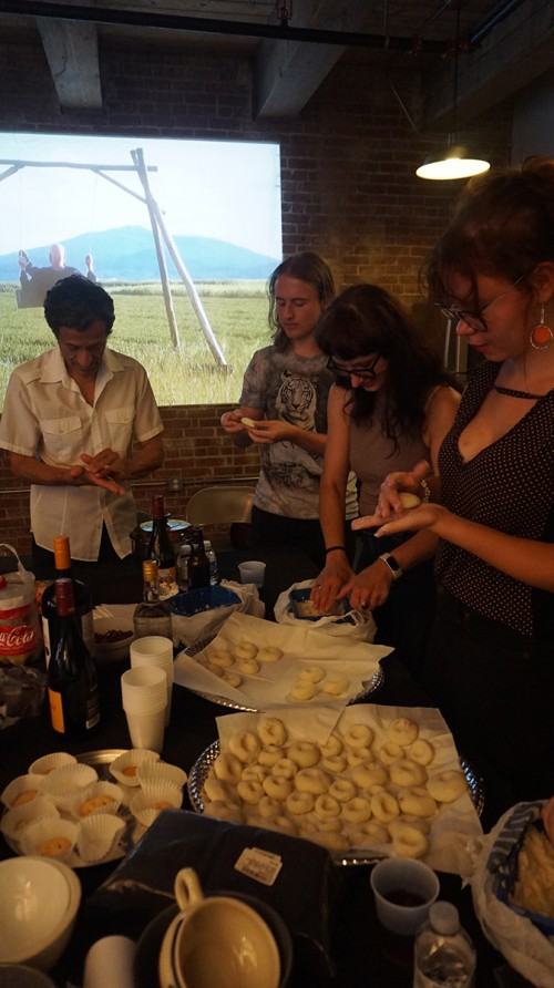 Festiwal i wystawa Obecnie spada się poziomo w Midway Artist Studios w Bostonie