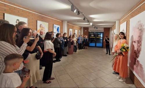 Otwarcie wystawy fotografii inscenizowanej pt. "Dwie drogi" Ewy Martyniszyn i Aliny Kindiak