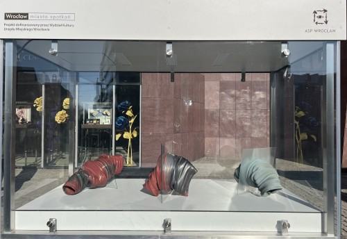 RAZEM - Wydział Ceramiki i Szkła - prezentacja Wydziału Ceramiki i Szkła w gablotach