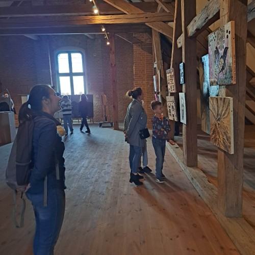 Otwarcie wystawy Studyjne Eksperiencje odbywającej się w ramach Europejskiej Nocy Muzeów w Chojnicach.