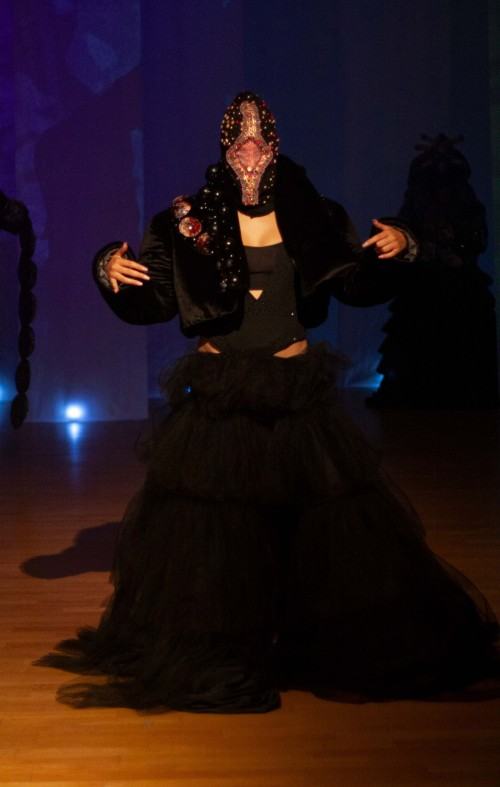 Wirusy, mutacje, kody, Adrian Lewandowski DYPLOM MAGISTERSKI 2023, Katedra Scenografii