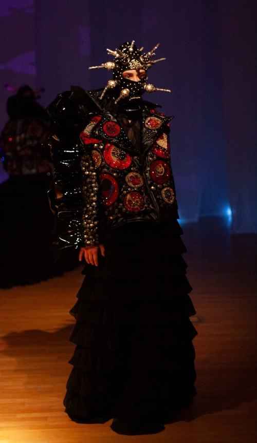 Wirusy, mutacje, kody, Adrian Lewandowski DYPLOM MAGISTERSKI 2023, Katedra Scenografii