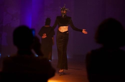 Wirusy, mutacje, kody, Adrian Lewandowski DYPLOM MAGISTERSKI 2023, Katedra Scenografii