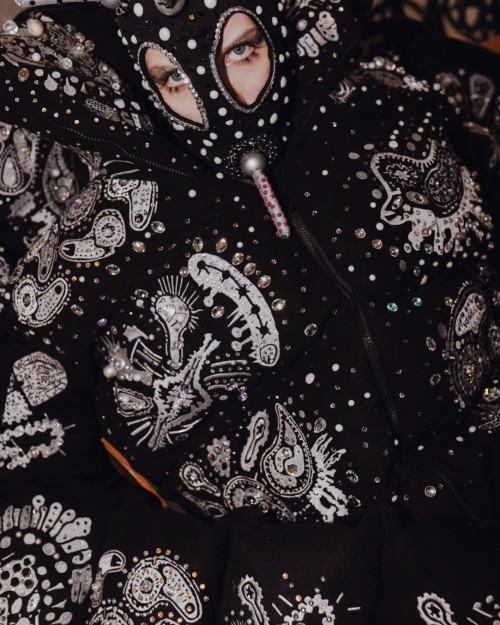 Wirusy, mutacje, kody, Adrian Lewandowski DYPLOM MAGISTERSKI 2023, Katedra Scenografii