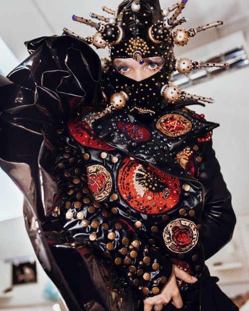 Wirusy, mutacje, kody, Adrian Lewandowski DYPLOM MAGISTERSKI 2023, Katedra Scenografii