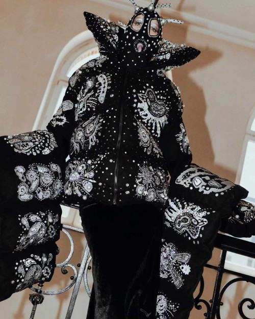 Wirusy, mutacje, kody, Adrian Lewandowski DYPLOM MAGISTERSKI 2023, Katedra Scenografii