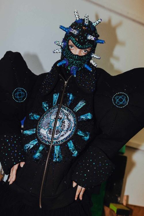 Wirusy, mutacje, kody, Adrian Lewandowski DYPLOM MAGISTERSKI 2023, Katedra Scenografii