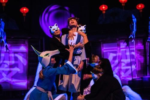 Spektakl „Jak zostać smokiem?” ze scenografią, kostiumami i projekcjami Sebastiana Siepietowskiego, zdj. Piotr Dłubak