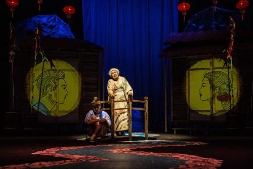 Spektakl „Jak zostać smokiem?” ze scenografią, kostiumami i projekcjami Sebastiana Siepietowskiego, zdj. Piotr Dłubak