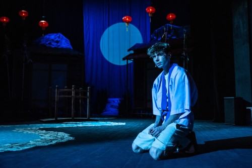 Spektakl „Jak zostać smokiem?” ze scenografią, kostiumami i projekcjami Sebastiana Siepietowskiego, zdj. Piotr Dłubak