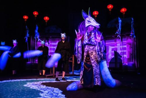 Spektakl „Jak zostać smokiem?” ze scenografią, kostiumami i projekcjami Sebastiana Siepietowskiego, zdj. Piotr Dłubak