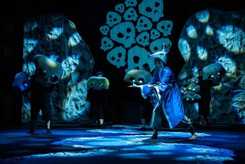 Spektakl „Jak zostać smokiem?” ze scenografią, kostiumami i projekcjami Sebastiana Siepietowskiego, zdj. Piotr Dłubak