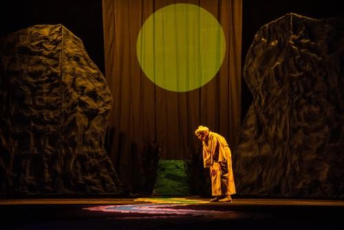 Spektakl „Jak zostać smokiem?” ze scenografią, kostiumami i projekcjami Sebastiana Siepietowskiego, zdj. Piotr Dłubak