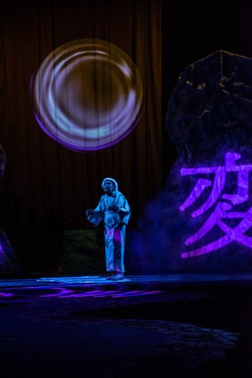 Spektakl „Jak zostać smokiem?” ze scenografią, kostiumami i projekcjami Sebastiana Siepietowskiego, zdj. Piotr Dłubak