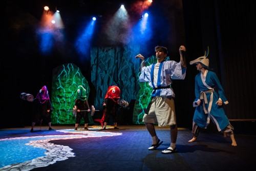 Spektakl „Jak zostać smokiem?” ze scenografią, kostiumami i projekcjami Sebastiana Siepietowskiego, zdj. Piotr Dłubak