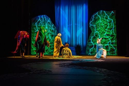 Spektakl „Jak zostać smokiem?” ze scenografią, kostiumami i projekcjami Sebastiana Siepietowskiego, zdj. Piotr Dłubak