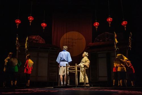 Spektakl „Jak zostać smokiem?” ze scenografią, kostiumami i projekcjami Sebastiana Siepietowskiego, zdj. Piotr Dłubak