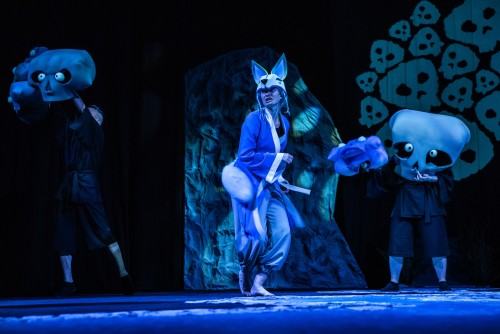 Spektakl „Jak zostać smokiem?” ze scenografią, kostiumami i projekcjami Sebastiana Siepietowskiego, zdj. Piotr Dłubak