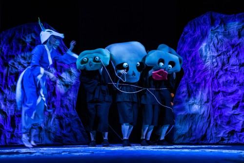 Spektakl „Jak zostać smokiem?” ze scenografią, kostiumami i projekcjami Sebastiana Siepietowskiego, zdj. Piotr Dłubak