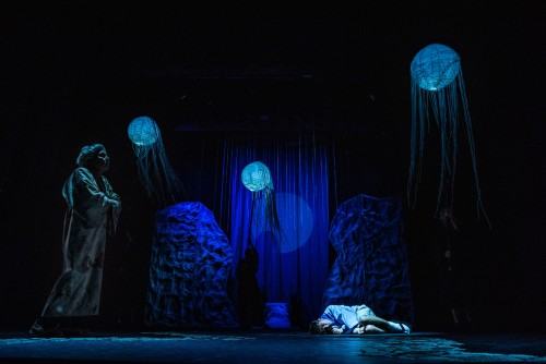 Spektakl „Jak zostać smokiem?” ze scenografią, kostiumami i projekcjami Sebastiana Siepietowskiego, zdj. Piotr Dłubak