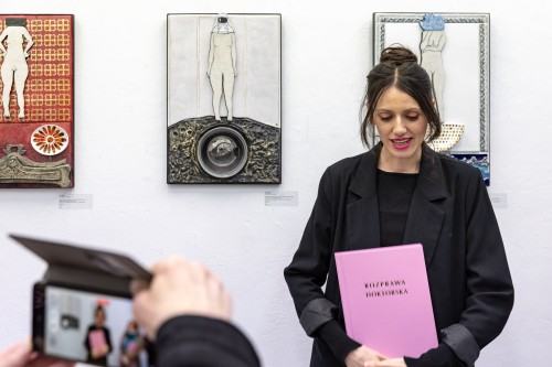 Weronika Surma, Kobieta z talerzem