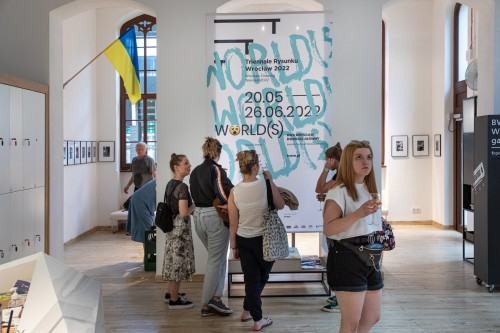 Widok wystawy WORLD(S)