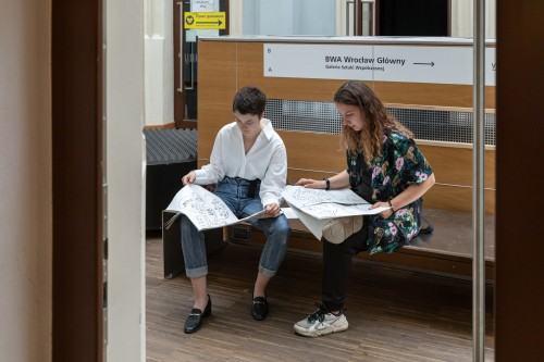 Widok wystawy WORLD(S)