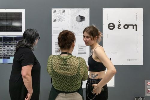 fotorelacja z wystawy θέση