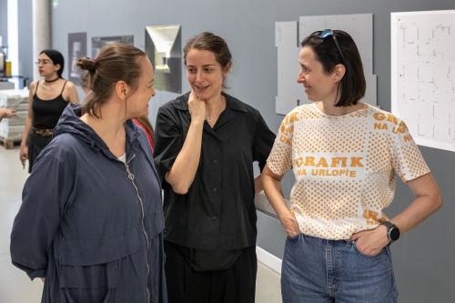 fotorelacja z wystawy θέση