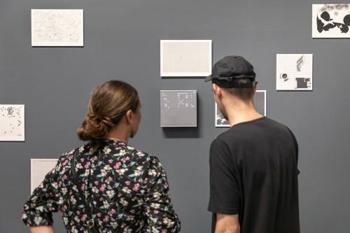 fotorelacja z wystawy θέση