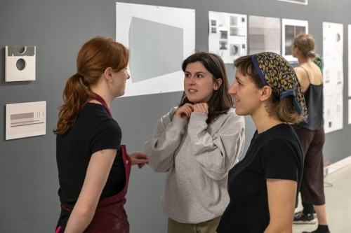 fotorelacja z wystawy θέση