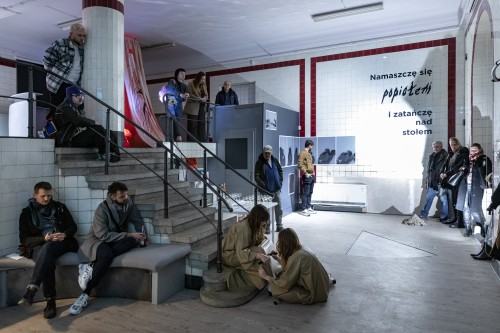 Wernisaż wystawy Grupy Łono pt. Namaszczę się popiołem i zatańczę nad stołem