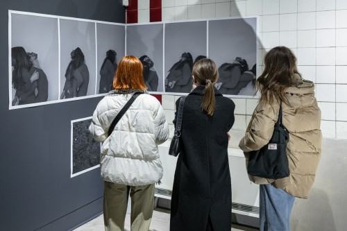 Wernisaż wystawy Grupy Łono pt. Namaszczę się popiołem i zatańczę nad stołem