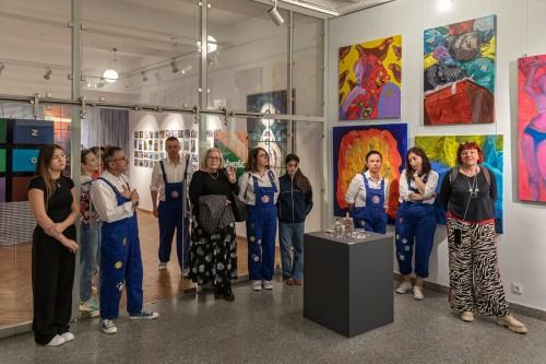 Równość/Różność/Razem_Postument