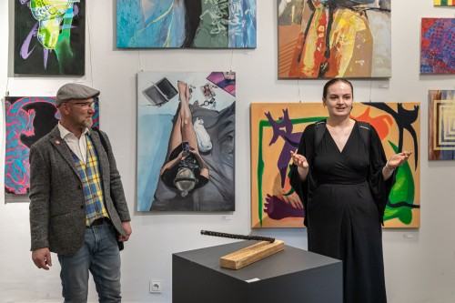 Równość/Różność/Razem_Postument