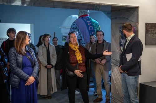 Równość/Różność/Razem_Postument