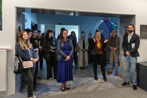 Równość/Różność/Razem_Postument