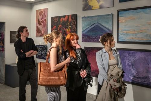 Równość/Różność/Razem_Postument